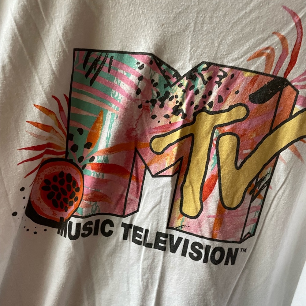 MTV 90s, vintage, short sleeve tee. 1x. Fall back to school layering.